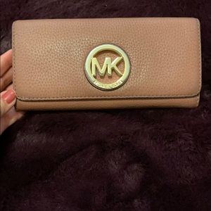 Dirty pink Michael korse wallet 💕